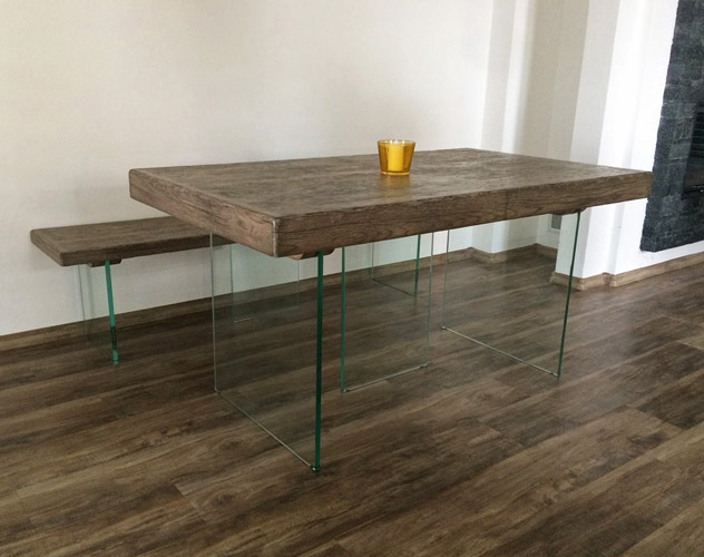 Stôl z masívu so sklenenými nohami