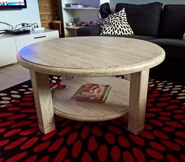Patinovaný okrúhly stôl v obývačke a drevený obklad